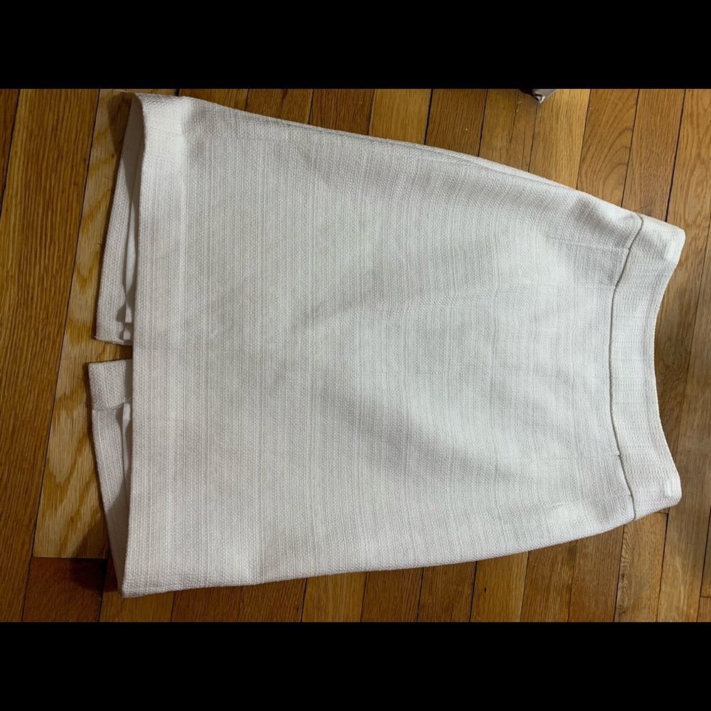 White beautiful banana republic lined skirt